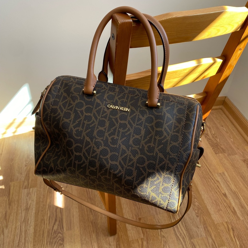 SIGNATURE CHAINED BARREL LEATHER SATCHEL IN BRN KHK/LUGGAGE/GOLD